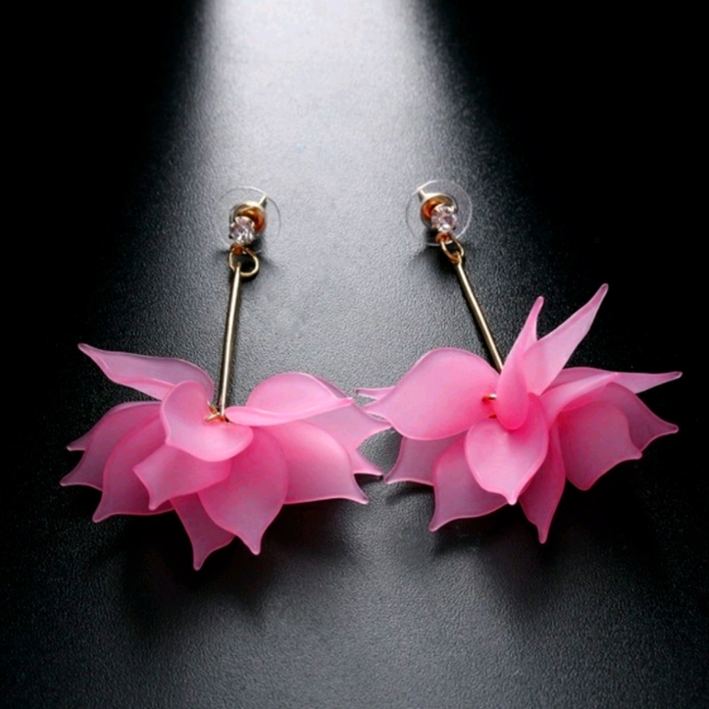 Pink flower dangle earrings in gold tone..NWT